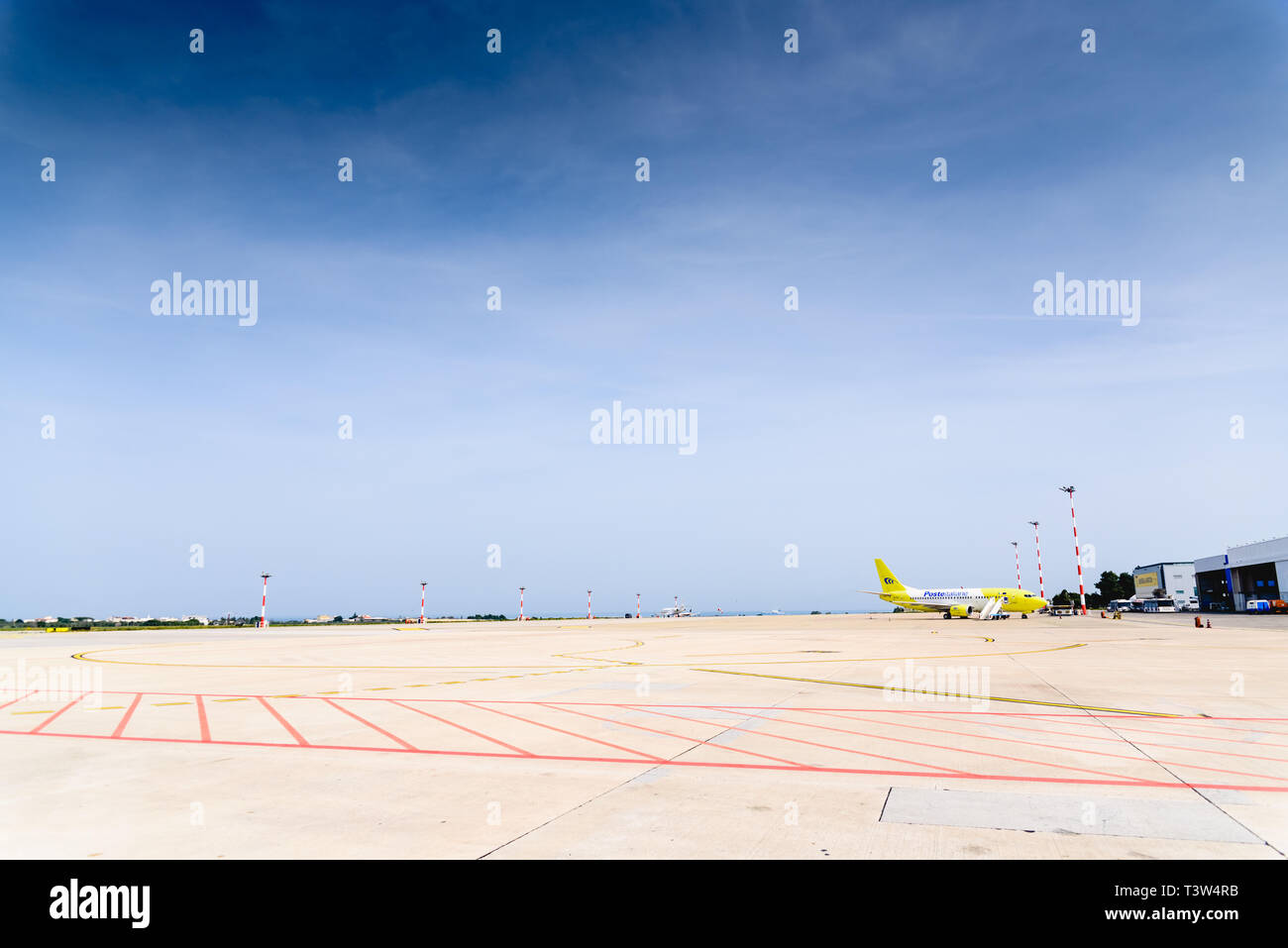 Bari, Italia - Marzo 8, 2019: Italiano piano posta parcheggiato a Aeroporto Di Bari pronto per il trasporto di pacchetti. Foto Stock