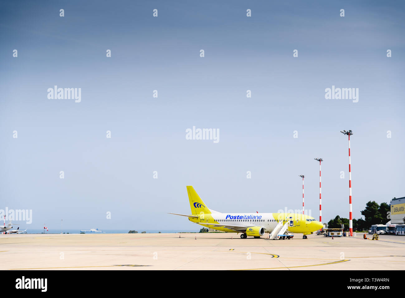 Bari, Italia - Marzo 8, 2019: Italiano piano posta parcheggiato a Aeroporto Di Bari pronto per il trasporto di pacchetti. Foto Stock
