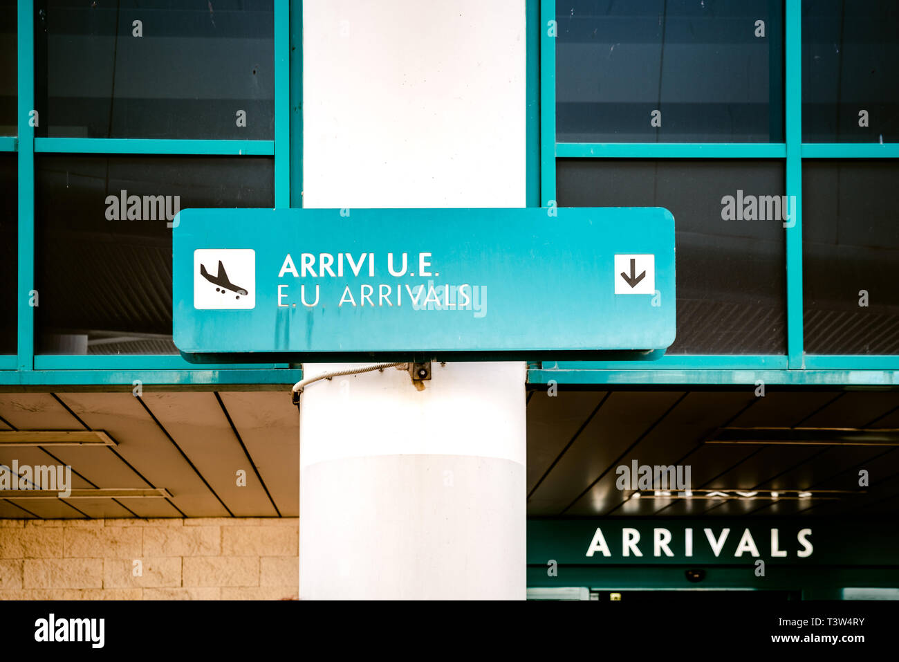 Bari, Italia - Marzo 8, 2019: Segno di arrivi di viaggiatori dall'UE in un aeroporto europeo. Foto Stock