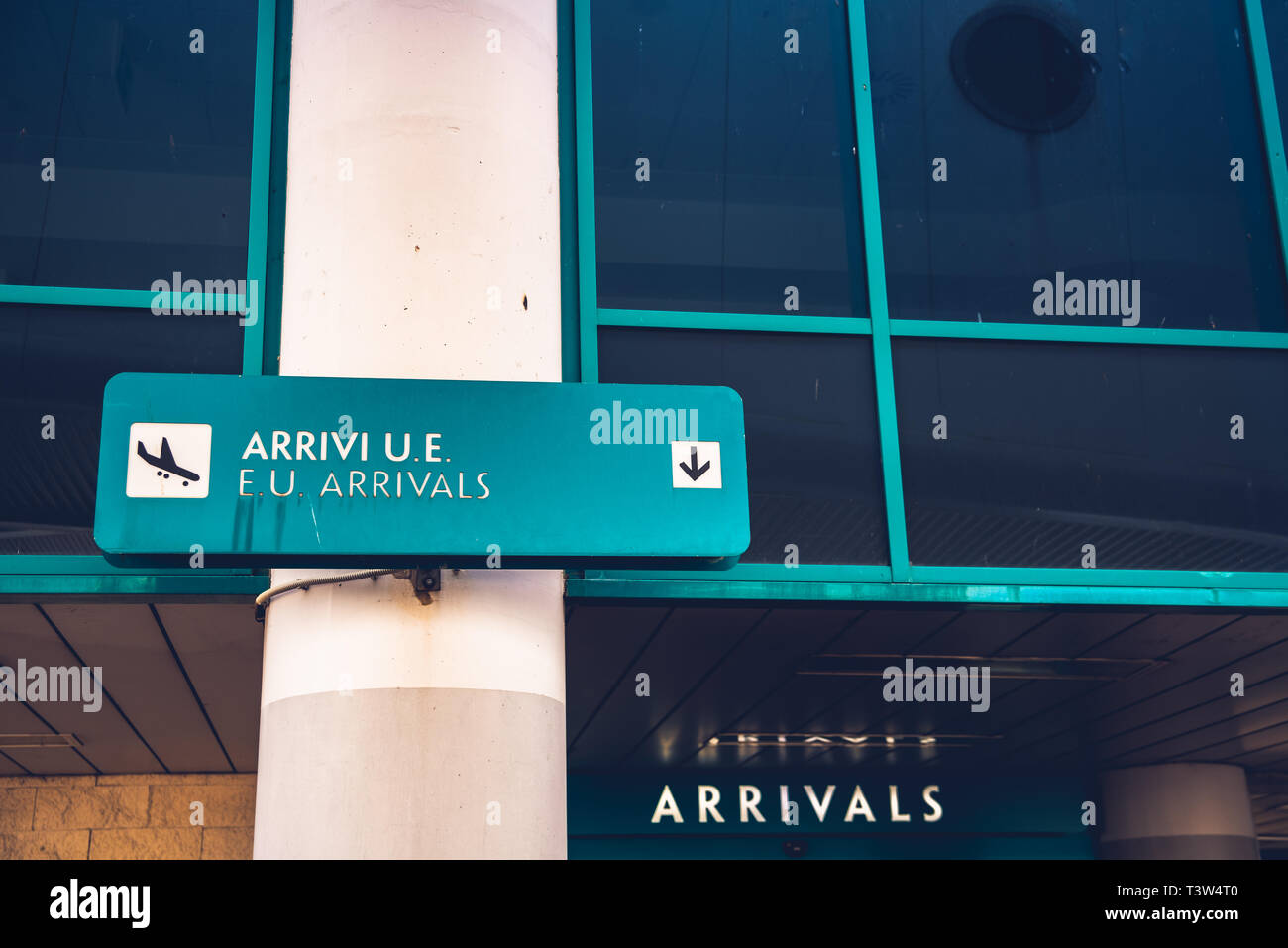 Bari, Italia - Marzo 8, 2019: Segno di arrivi di viaggiatori dall'UE in un aeroporto europeo. Foto Stock