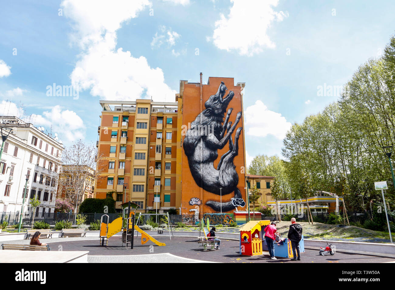 A trenta metri di altezza murale raffigurante un salto Wolf, dipinta dal belga street-artis Roa, nel quartiere Testaccio a Roma, Italia. Foto Stock