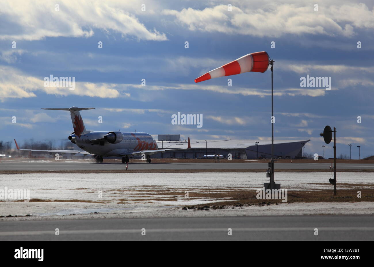 Bombardier CRJ200 C-GKGC Air Canada Express in rullaggio a Aeroporto Internazionale di Ottawa YOW Canada, 01 febbraio, 2016 Foto Stock