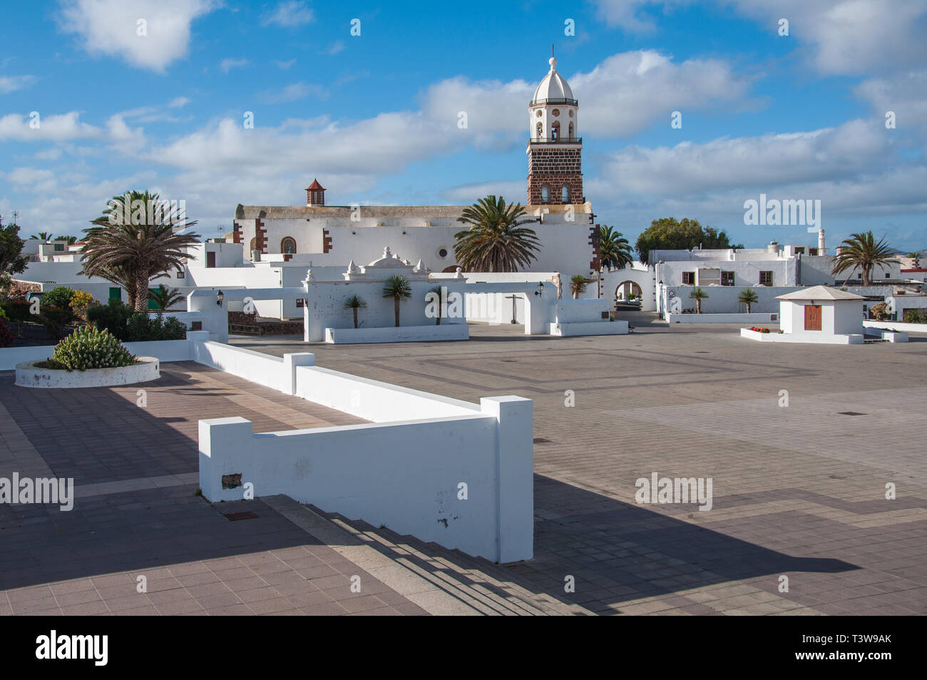 Il quadrato aperto nella città di Teguise, ex capitale di Lanzarote, dove un famoso mercato domenicale è tenuto Foto Stock