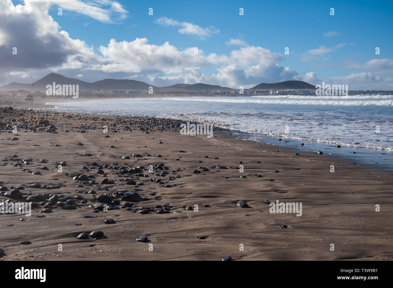 Il litorale a Playa de Famara sull isola di Lanzarote nelle Canarie durante il tardo pomeriggio Foto Stock