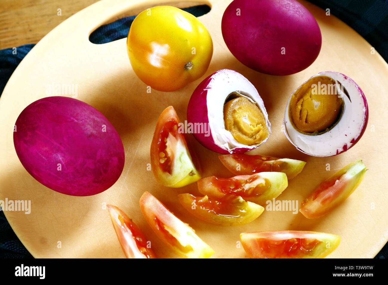 Foto di salato uova di anatra e pomodori Foto Stock