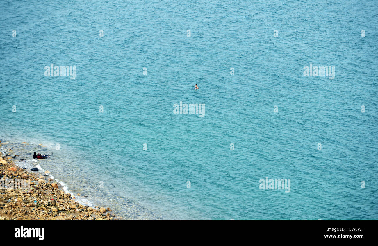 Un uomo Giordano nuotare nel Mar Morto. Foto Stock