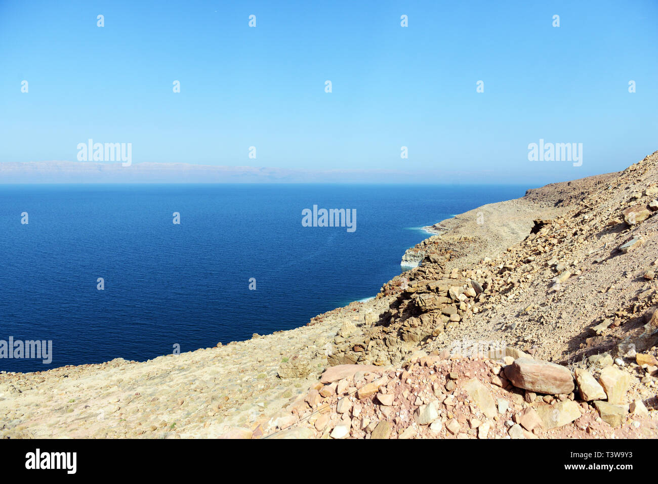 Morto bella vista mare sul lato Giordano del lago salato. Foto Stock