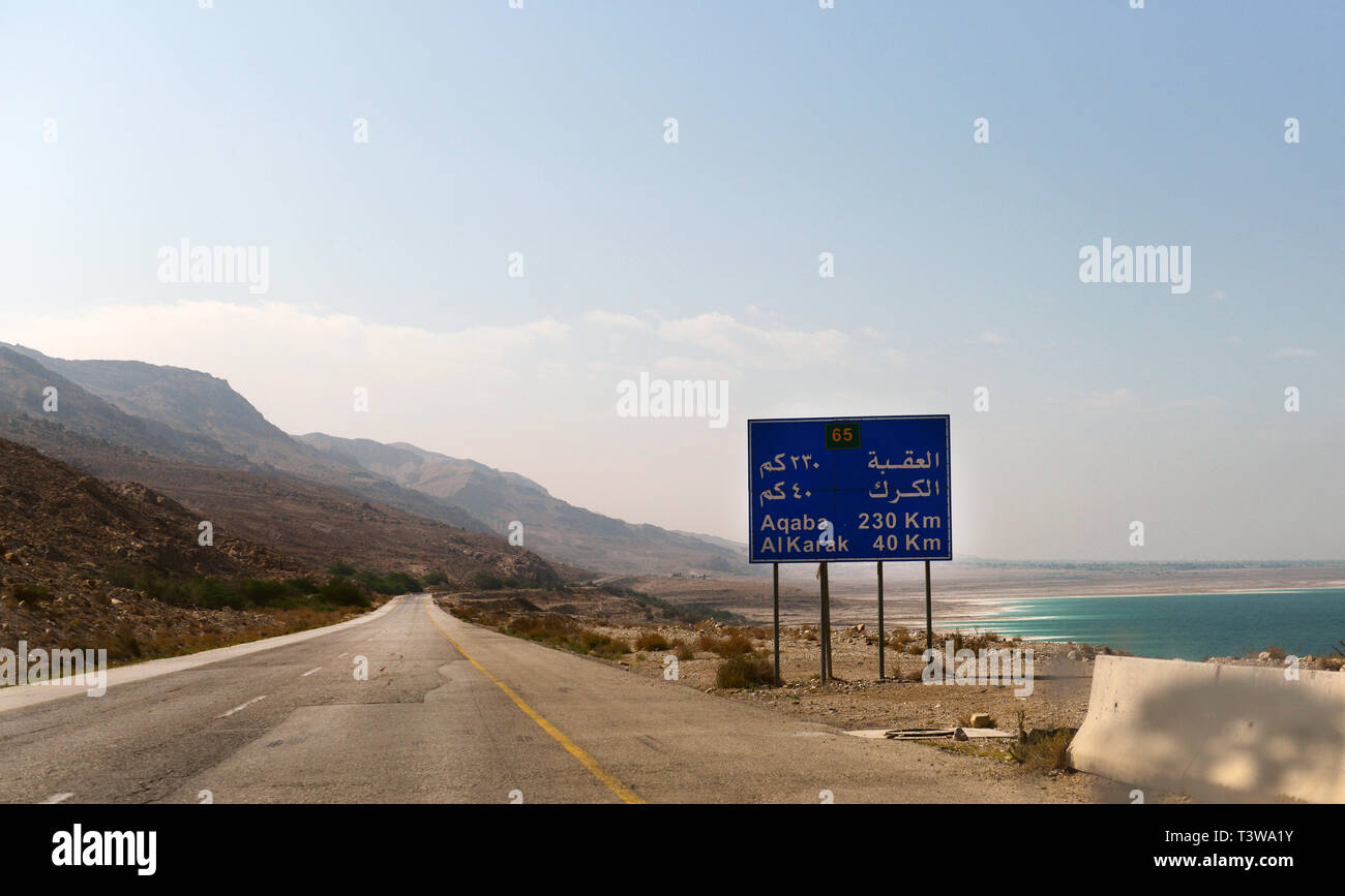 Il Mar Morto in autostrada in Giordania. Foto Stock