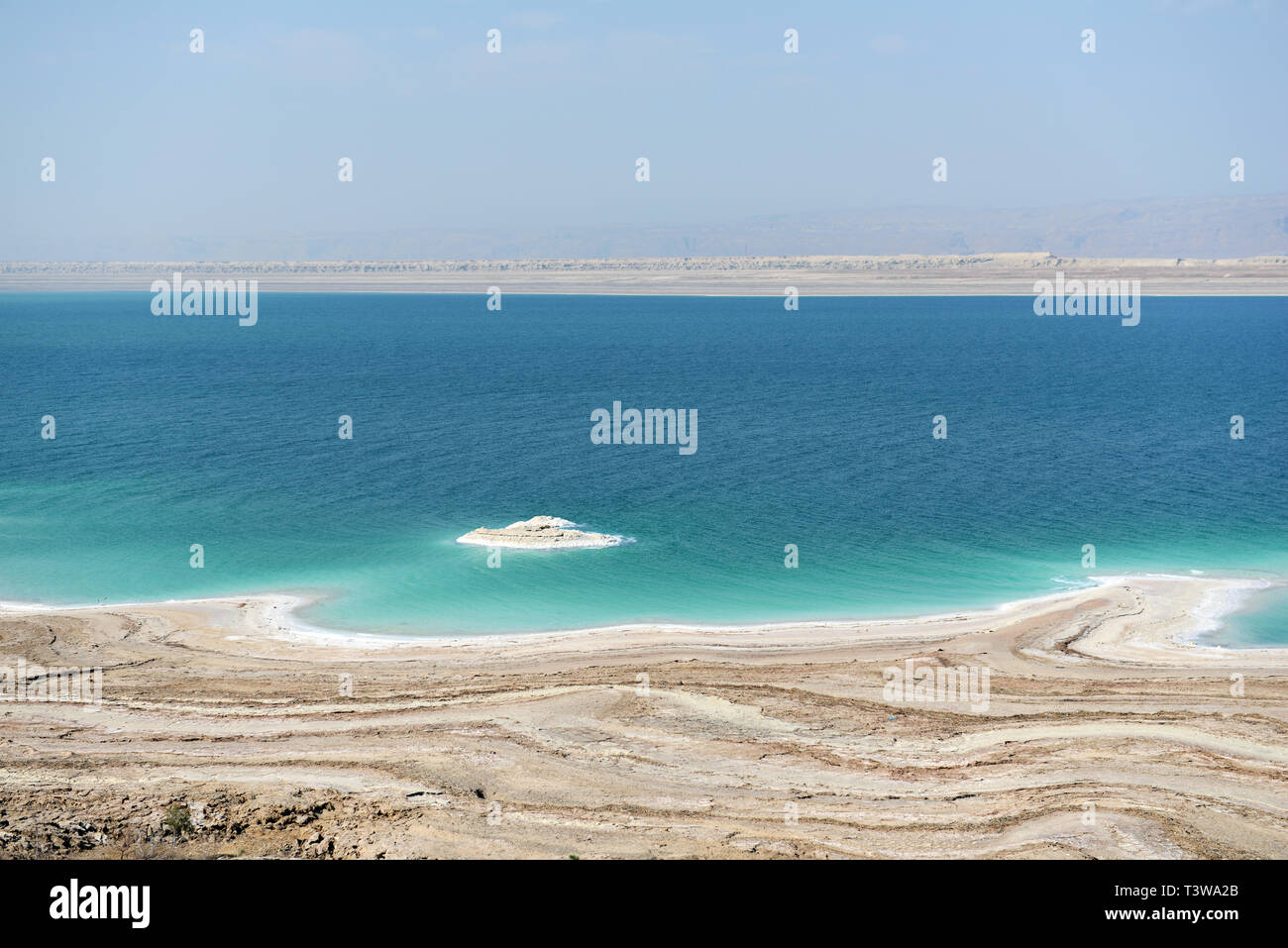 Morto bella vista mare sul lato Giordano del lago salato. Foto Stock