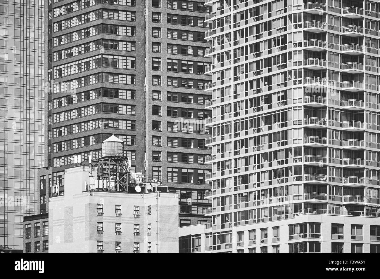 Immagine in bianco e nero di una torre di acqua su un tetto di New York City, Stati Uniti d'America. Foto Stock