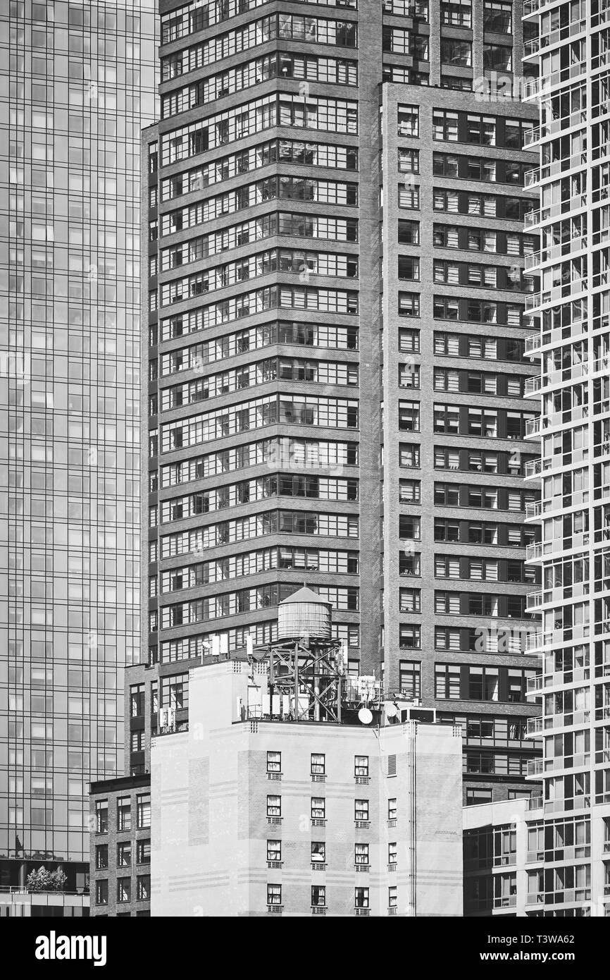 Immagine in bianco e nero di una torre di acqua su un tetto di New York City, Stati Uniti d'America. Foto Stock