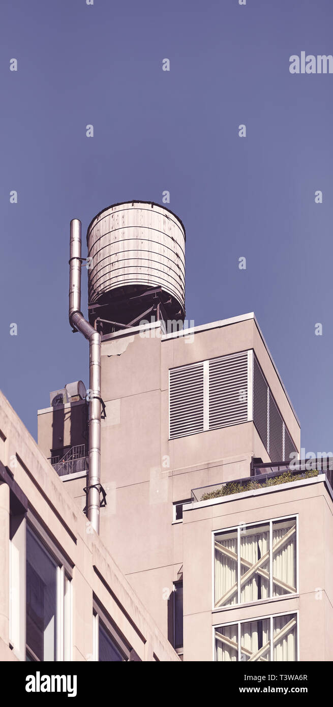 Serbatoio di Acqua su un edificio sul tetto e tonificazione del colore applicato, New York, Stati Uniti d'America. Foto Stock
