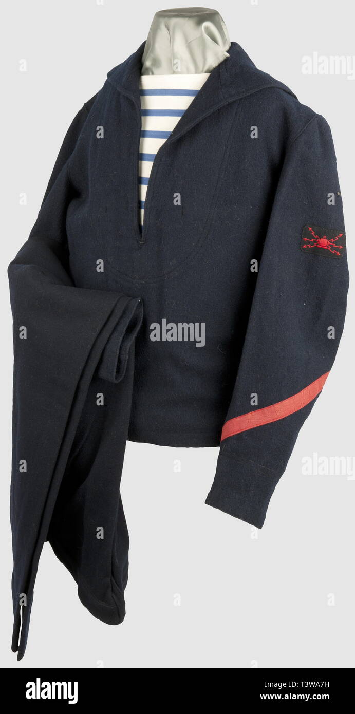 ARMEES ALLIEES 1939-1945, Ensemble matelot FNFL, ricostituzione à partir (et avec) d'éléments originaux. Bachi avec bande "Marine Nationale", vareuse et pantalon en drap bleu marine (tous 3 post 1945), une marinière non datée et onu col marin après-guerre, une paire de guêtres toile/cuir marquée "2ème taille', une paire de chaussures noires en Cuir, étiquette interna "Guéritou brevetées', 'Haute botterie parisienne Pillot' sous la semelle. Bretelles de sospensioni à 9 trous, ceinturon Mle abîmé 1903/14, 3 belles cartouchières Mle 1916, Onu porte-baionnette Mle 1888 en Cuir, Editorial-Use-solo Foto Stock