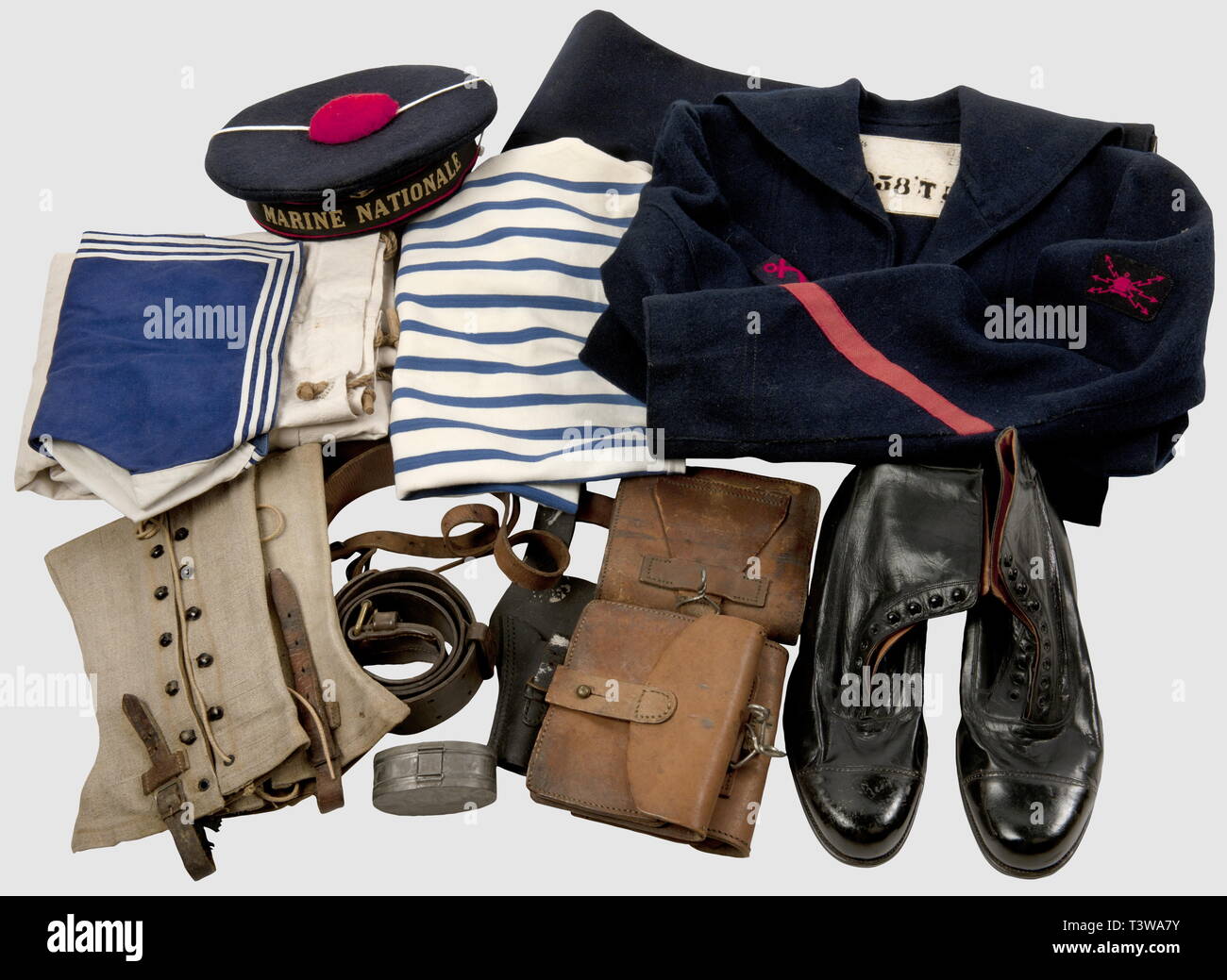 ARMEES ALLIEES 1939-1945, Ensemble matelot FNFL, ricostituzione à partir (et avec) d'éléments originaux. Bachi avec bande "Marine Nationale", vareuse et pantalon en drap bleu marine (tous 3 post 1945), une marinière non datée et onu col marin après-guerre, une paire de guêtres toile/cuir marquée "2ème taille', une paire de chaussures noires en Cuir, étiquette interna "Guéritou brevetées', 'Haute botterie parisienne Pillot' sous la semelle. Bretelles de sospensioni à 9 trous, ceinturon Mle abîmé 1903/14, 3 belles cartouchières Mle 1916, Onu porte-baionnette Mle 1888 en Cuir, Editorial-Use-solo Foto Stock