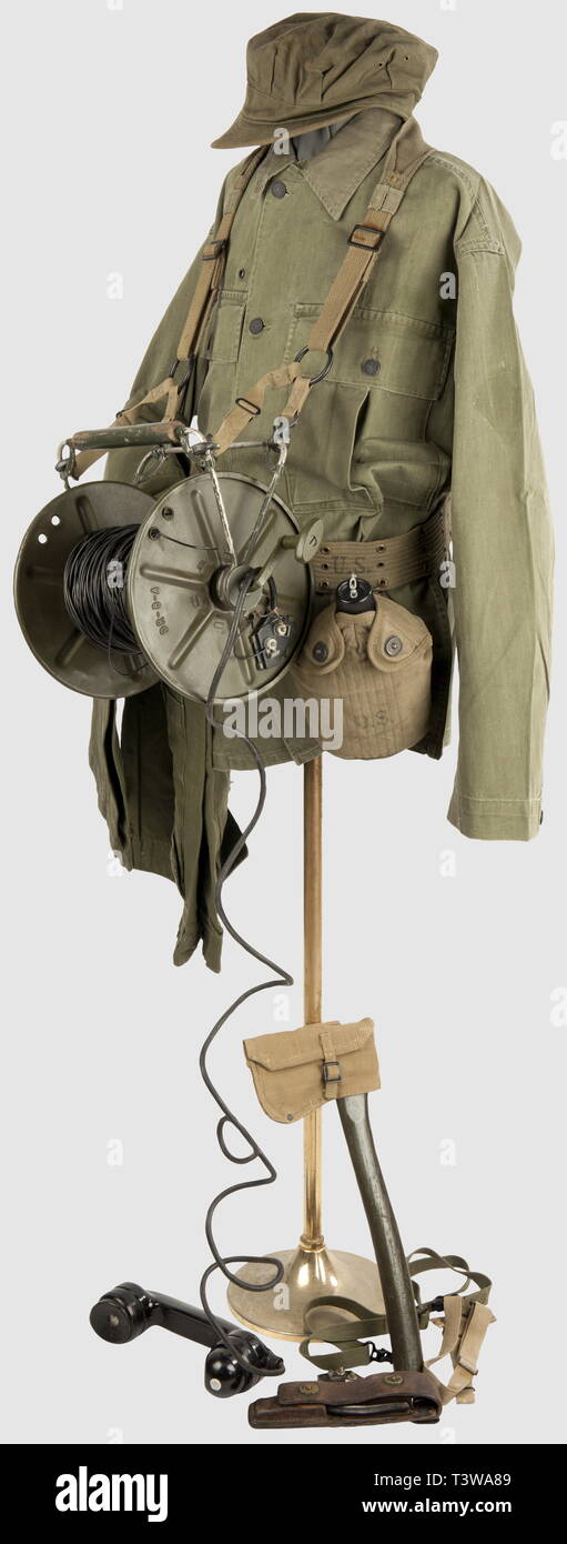 ARMEES ALLIEES 1939-1945, Soldat de l'US Signal Corps, Casquette HBT datée 45, veste et pantalon de treillis HBT 44, ceinturon M-36, cartone pansement et étui toile daté 43, bidon daté 44 avec étui daté 43 (quarto montante 2ème GM), étui de cuir brun CS-34 avec pince TL-13 et couteau TL-29, Onu dévidoir RL-39 avec ses sangles, une bobine DR-8 garnie de fils et deux connecteurs, combiné téléphonique TS 10 K et sangle ST-33, hachette datée 43 et son étui British realizzato daté 44, Additional-Rights-Clearance-Info-Not-Available Foto Stock