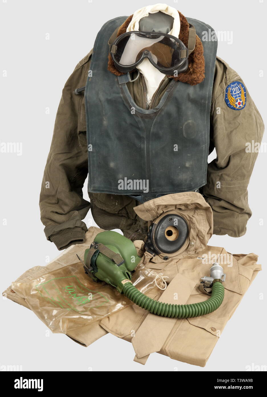 ARMEES ALLIEES 1939-1945, Ensemble pilote USAAF, Blouson de vol tipo B-10 en toile, col fourrure, fermeture à glissière de marque "corona", patch xx Airforce cousu sur le haut de l'épaule gauche et bande cuir avec initiales du pilote "B.T.O." (réparations, petites fermagli de peinture). Pantalon toile "Chino' M-37, chemise toile "Chino' M-38 (sans plastron) datée 43 et cravate, serre-tête d'été en toile tipo A-10 un (menzione 'US Air Force', sans écouteurs), paire de lunette Polaroid teintées M-44, masque à ossigeno tipo "A-13-A' (ici une versione fr, Additional-Rights-Clearance-Info-Not-Available Foto Stock