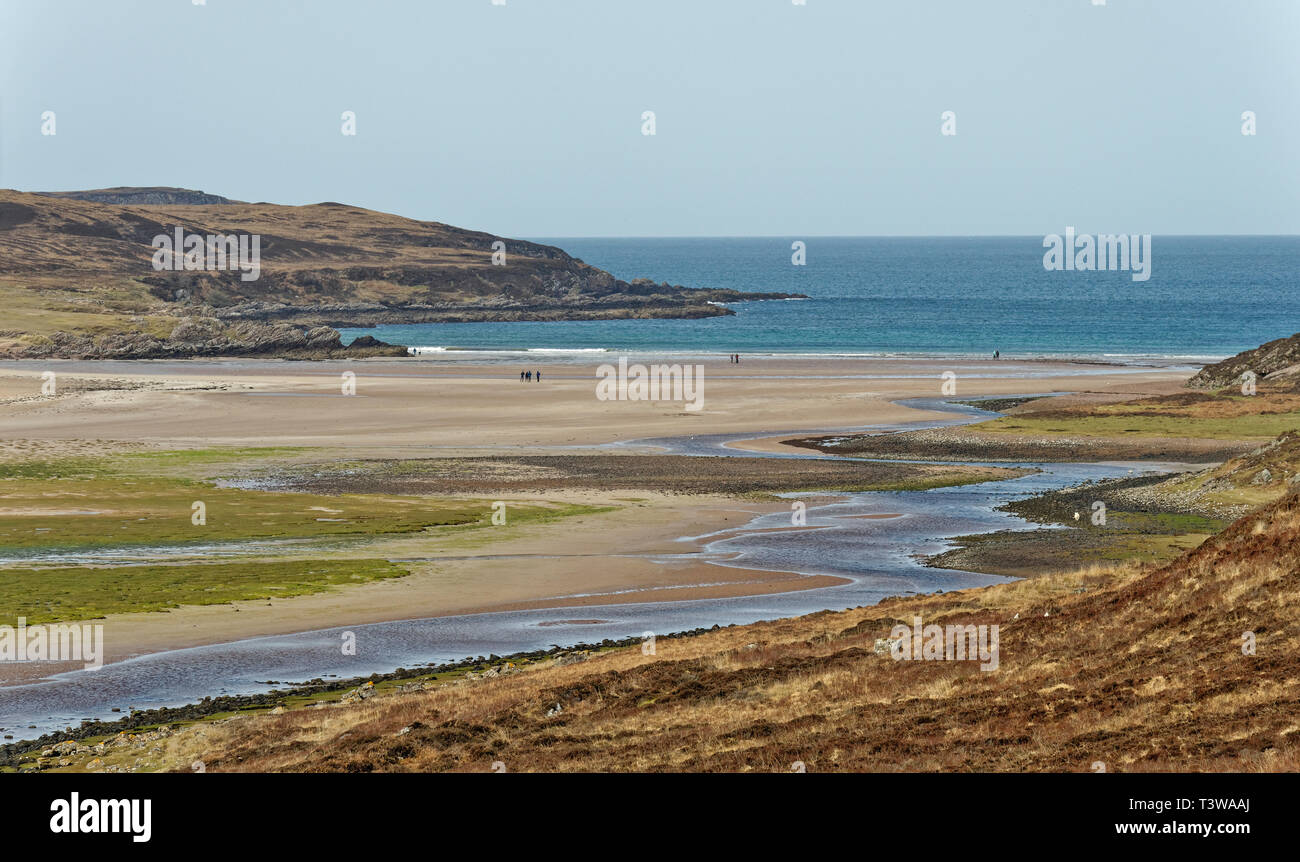 ACHILTIBUIE Ross and Cromarty Scozia baia tipico della zona con spiaggia di sabbia e a persone Foto Stock