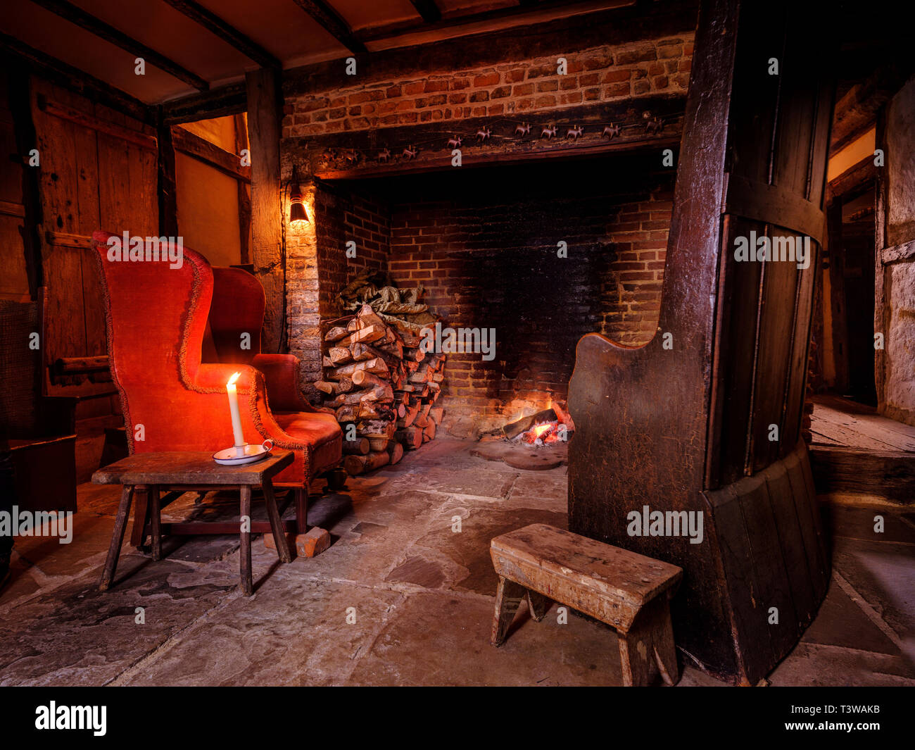 Alastair Hendy e il suo restaurato in stile tudor casa nella città vecchia Hastings, East Sussex Regno Unito. Foto Stock