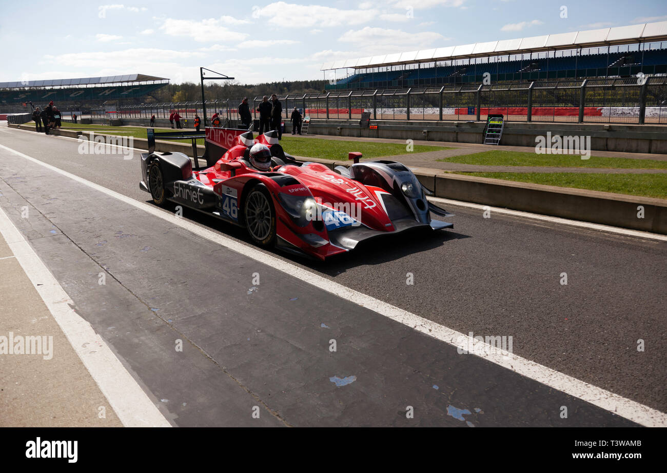Un Rosso, 2012, Oreca 03 LMP2, guidata da Mark Higson, in pit lane al 2019 Silverstone Classic Media/giorno di prova Foto Stock
