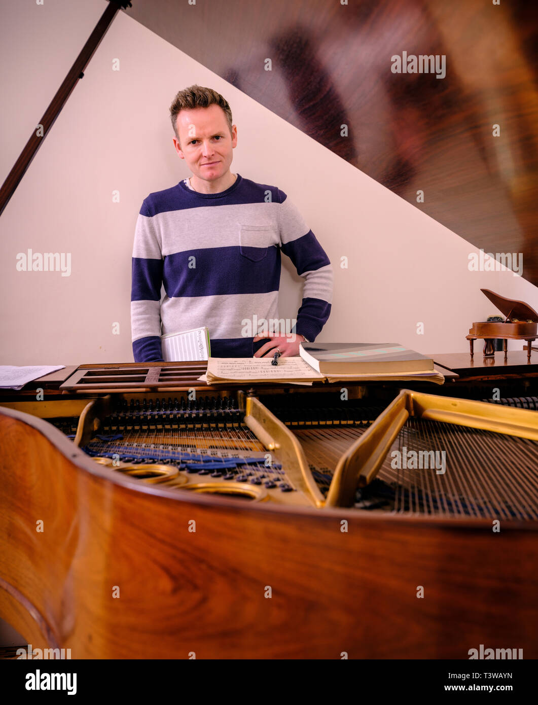 Internazionalmente acclamato cantante, pianista e compositore Joe Stilgoe al suo Sussex home. Foto Stock