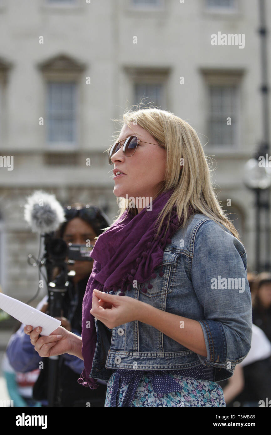 Gemma Tumelty parla a obiettivi di sviluppo del millennio protestare fuori le case del Parlamento europeo a Londra il 18.09.2010. Foto Stock