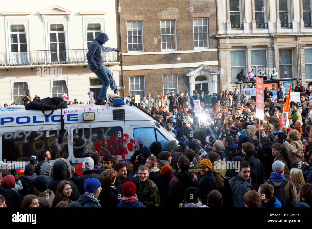 Un manifestante sorge su una polizia van. Gli studenti protestano contro piallato alzare le tasse e tagli al finanziamento delle università. Londra. 24.11.2010. Foto Stock Un manifestante sorge su una polizia van. Gli studenti protestano contro piallato alzare le tasse e tagli al finanziamento delle università. Londra. 24.11.2010. Foto Stock