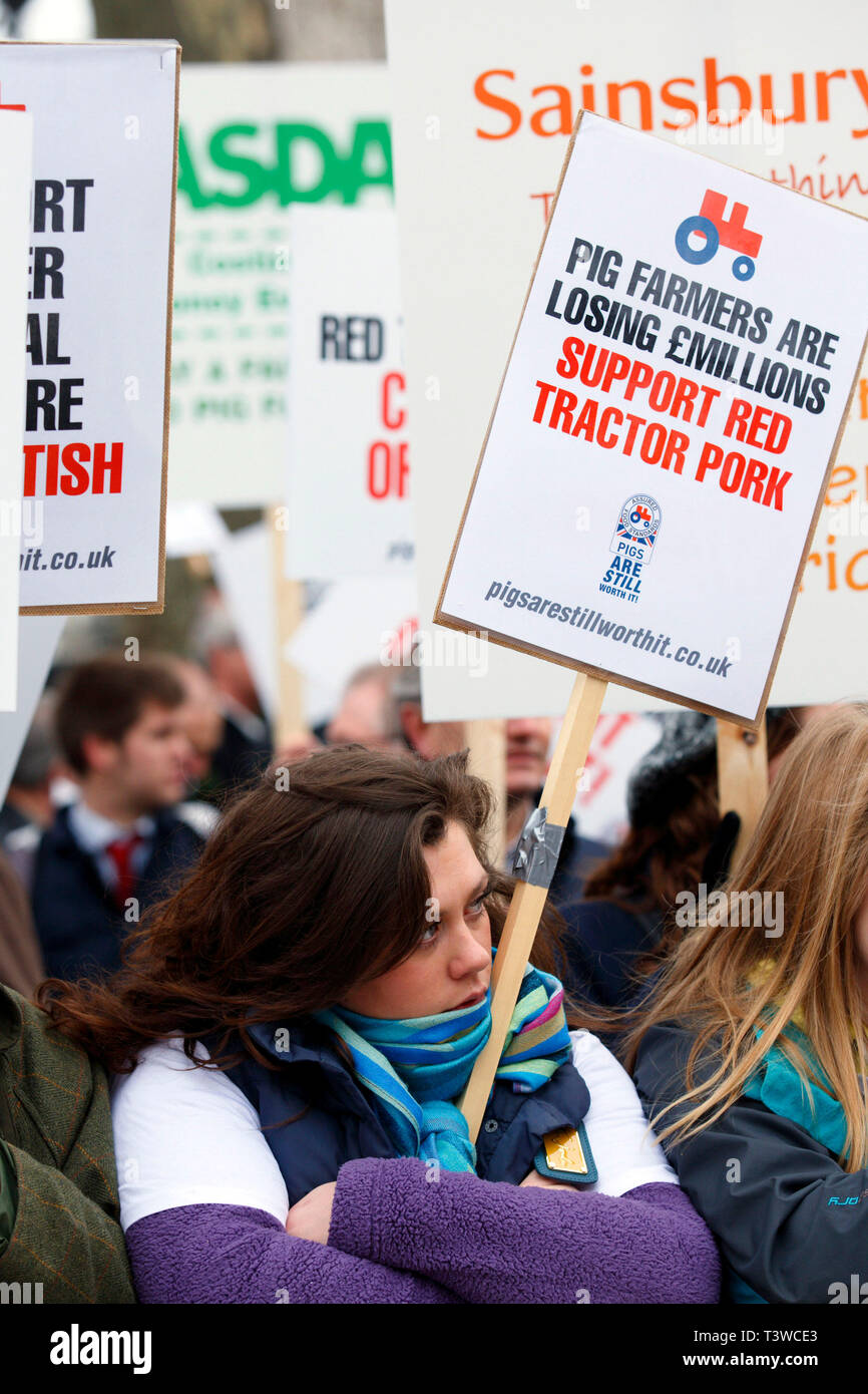 Gli allevatori di suini al rally di Downing Street su aumentando i costi di produzione. Londra. 03.03.2011. Foto Stock