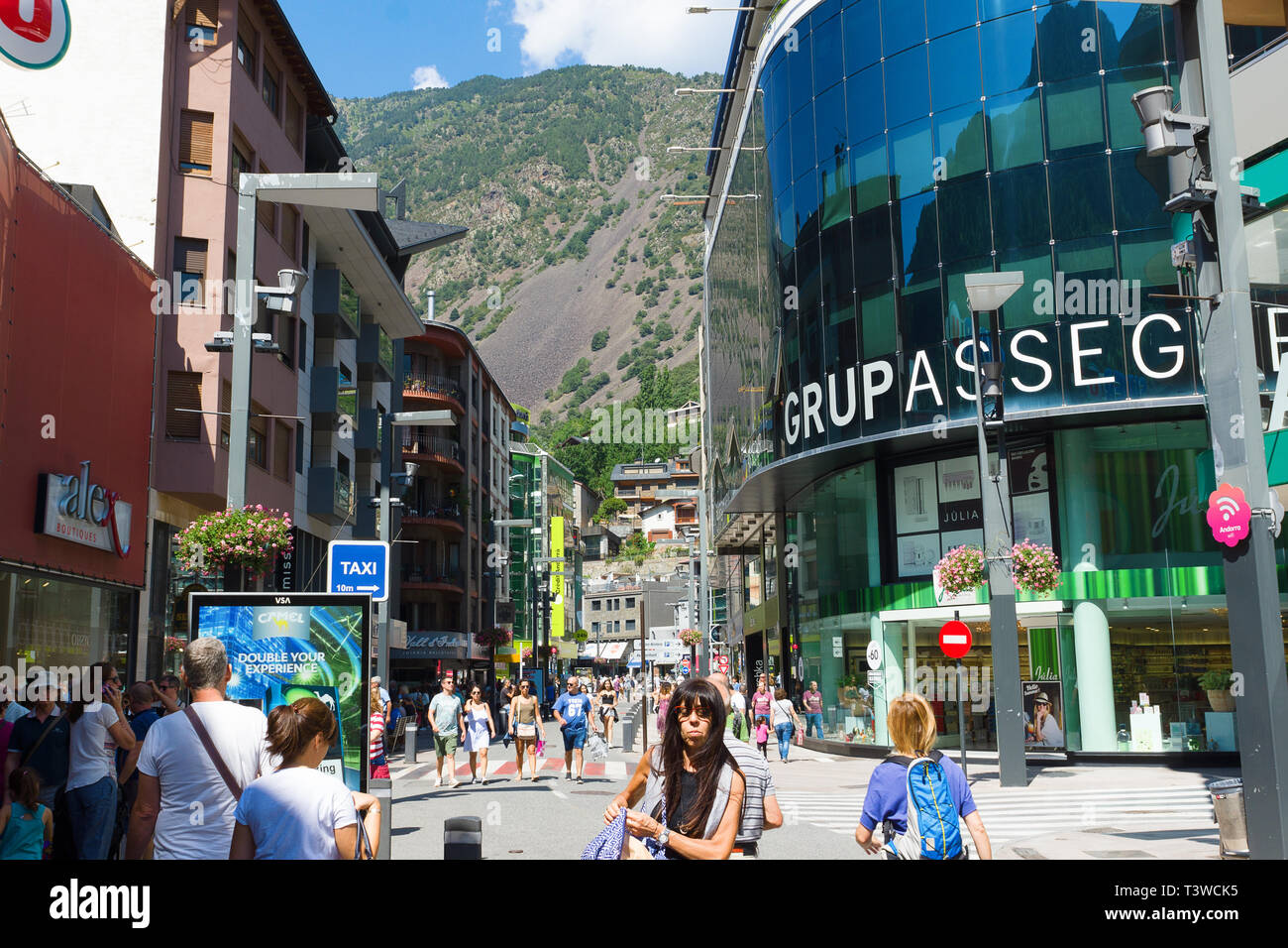 Andorra la Vella, Andorra - 14 agosto 2017: Andorra è il paese con il più piccolo commercio imposte. Si tratta di un albergo turistico e centro commerciale d'Europa. Foto Stock