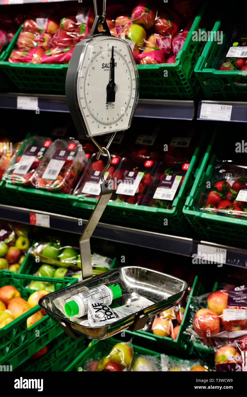 La bilancia a molla nel supermercato per la pesatura di frutta e verdura Foto Stock La bilancia a molla nel supermercato per la pesatura di frutta e verdura Foto Stock