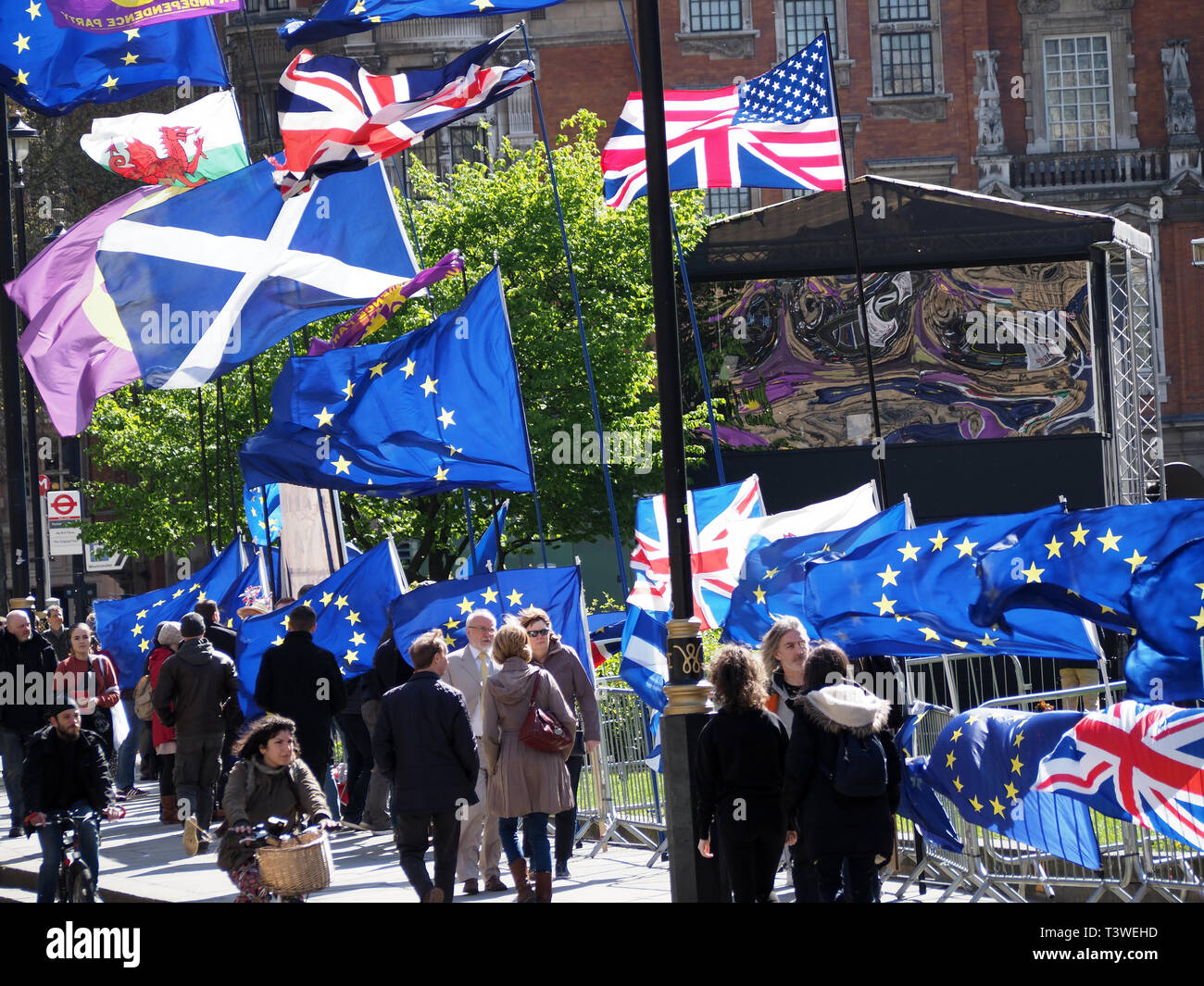 Vista delle molte bandiere che sventolano fuori il parlamento di Westminster a Londra Foto Stock