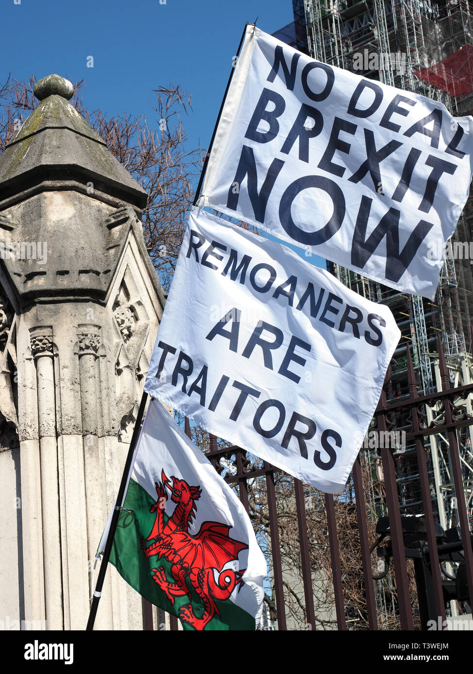 Bandiere Pro-Brexit con slogan svolazzanti fuori il parlamento di Westminster a Londra Foto Stock