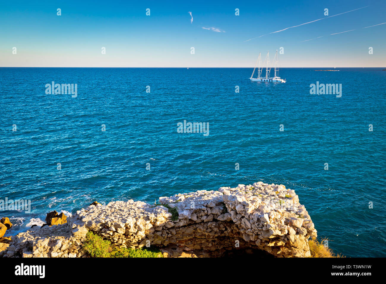 Costa Azzurra vela vicino a Antibes, Cote d Azur, Francia Foto Stock