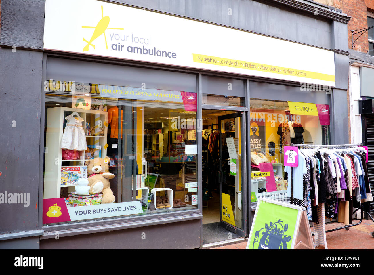 La facciata della Local Air Ambulance carità Shop, High Street, Rugby, Warwickshire, Regno Unito Foto Stock