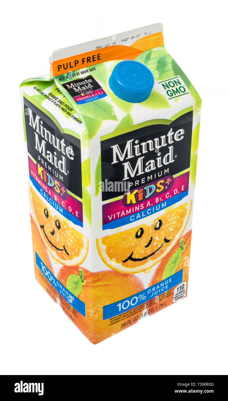 Winneconne, WI - 3 Aprile 2019: un cartone di Minute Maid premium per bambini orang succo con le vitamine A, B, C, D, E, e il calcio su un sfondo isolato Foto Stock