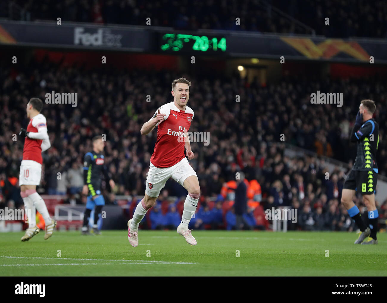 Emirates Stadium, Londra, Regno Unito. Xi Apr, 2019. UEFA Europa League calcio, quarti di finale, prima gamba, Arsenal contro Napoli; Aaron Ramsey di Arsenal festeggia dopo aver segnato il suo lati primo obiettivo nel XIV minuto per renderlo 1-0 Credito: Azione Sport Plus/Alamy Live NewsEditorial utilizzare solo, è richiesta una licenza per uso commerciale. Nessun uso in scommesse, Credito: Azione Plus sport/Alamy Live NewsEditorial utilizzare solo, è richiesta una licenza per uso commerciale. Nessun uso in scommesse, Credito: Azione Plus sport/Alamy Live News Foto Stock