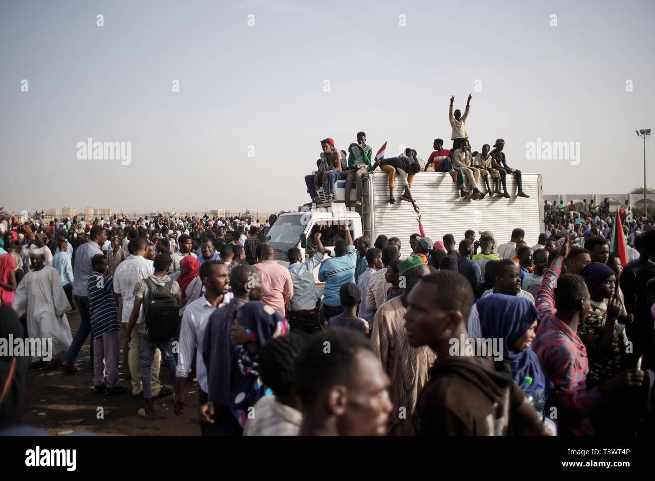 Il governo di Khartoum, Sudan. Xi Apr, 2019. Manifestanti sudanesi celebrare l arresto di un lungo tempo di Presidente Omar al-Bashir da parte delle forze armate, al di fuori del Ministero della Difesa. La gente continua a dimostrare contro l'esercito per la decisione di formare un consiglio militare per un periodo transitorio di due anni, la cancellazione della costituzione e per un periodo di tre mesi lo stato di emergenza. Credito: Ala Kheir/dpa/Alamy Live News Foto Stock