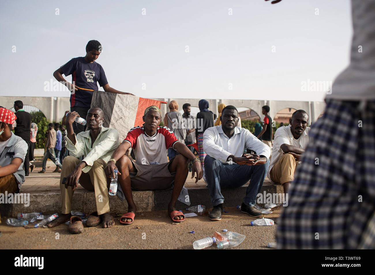 Il governo di Khartoum, Sudan. Xi Apr, 2019. Manifestanti sudanesi raccogliere fuori dal Ministero della Difesa dopo l arresto di un lungo tempo di Presidente Omar al-Bashir da parte delle forze armate. La gente continua a dimostrare contro l'esercito per la decisione di formare un consiglio militare per un periodo transitorio di due anni, la cancellazione della costituzione e per un periodo di tre mesi lo stato di emergenza. Credito: Ala Kheir/dpa/Alamy Live News Foto Stock