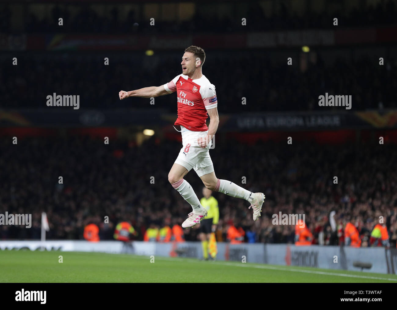 Emirates Stadium, Londra, Regno Unito. Xi Apr, 2019. UEFA Europa League calcio, quarti di finale, prima gamba, Arsenal contro Napoli; Aaron Ramsey di Arsenal festeggia dopo aver segnato il suo lati primo obiettivo nel XIV minuto per renderlo 1-0 Credito: Azione Sport Plus/Alamy Live NewsEditorial utilizzare solo, è richiesta una licenza per uso commerciale. Nessun uso in scommesse, Credito: Azione Plus sport/Alamy Live NewsEditorial utilizzare solo, è richiesta una licenza per uso commerciale. Nessun uso in scommesse, Credito: Azione Plus sport/Alamy Live News Foto Stock