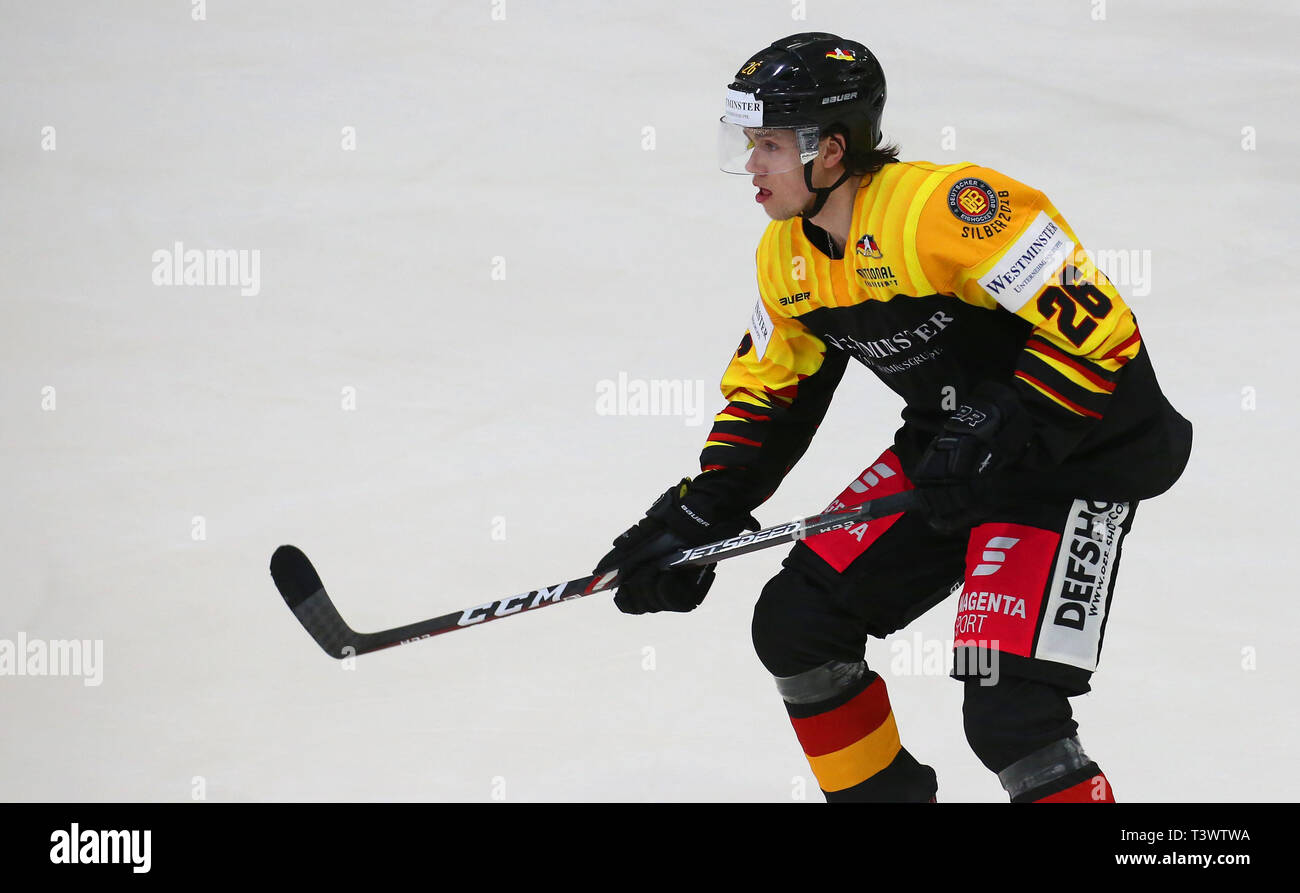 Kaufbeuren, Germania. Xi Apr, 2019. Eishockey: Partita internazionale, Germania - Slovacchia, erdgas arena schwaben Kaufbeuren: tedesco Dominik Bokk corre sul ghiaccio. Credito: Karl-Josef Hildenbrand/dpa/Alamy Live News Foto Stock