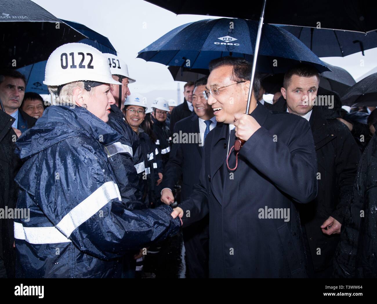 Dubrovnik, Croazia. 11 Aprile, 2019. Dubrovnik, omologo croato Andrej Plenkovic sulla penisola di Peljesac nel sud della Croazia. Xi Apr, 2019. Il premier cinese LI Keqiang (R, anteriore) colloqui con tecnici presso il cantiere per la costruzione del ponte di Peljesac essendo costruita da un consorzio cinese, durante una visita con il suo omologo croato Andrej Plenkovic sulla penisola di Peljesac nel sud della Croazia, 11 aprile 2019. Credito: Huang Jingwen/Xinhua/Alamy Live News Credito: Xinhua/Alamy Live News Foto Stock