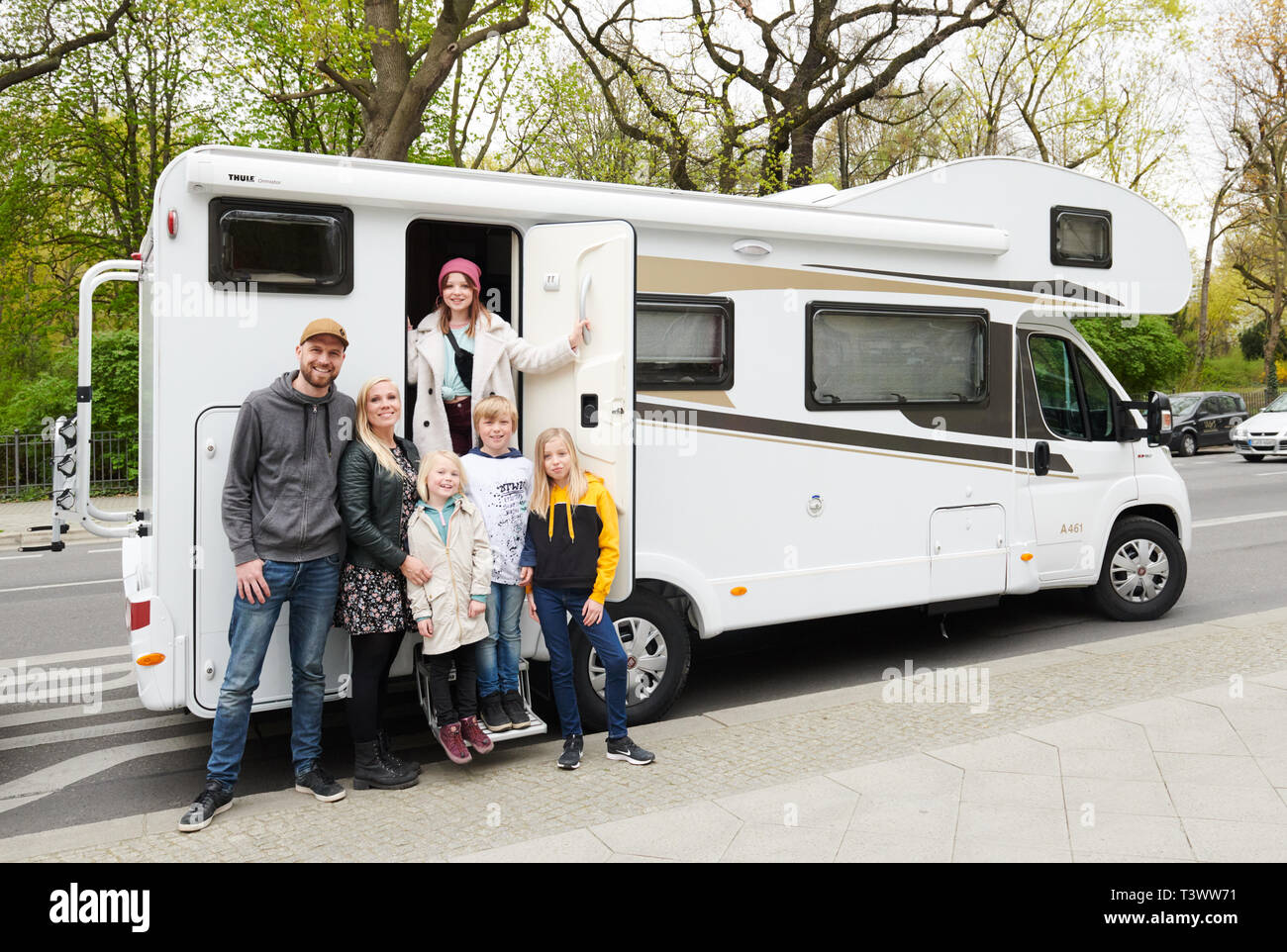 Berlino, Germania. Xi Apr, 2019. La famiglia Braavig con padre Thor (l-r) e madre Maria Braavig ed i loro quattro figli, Filippa (M), Lydia (retro), Aaron e Amy (r), posizionarsi di fronte al loro roulotte in occasione della premiere del film "zwei Familien auf Weltreise'. Il film sarà rilasciato a livello nazionale il 18 aprile. Credito: Annette Riedl/dpa/Alamy Live News Foto Stock