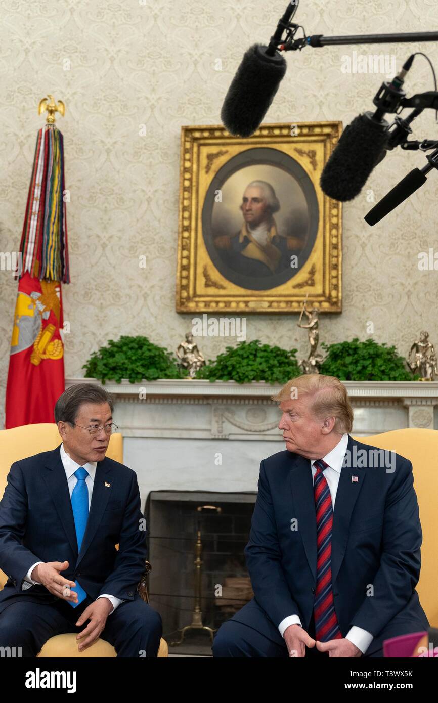 Washington, Stati Uniti d'America. Xi Apr, 2019. Stati Uniti Presidente Donald Trump chat con il Presidente sud coreano Moon Jae-in, a sinistra prima di iniziare la loro riunione nell'Ufficio Ovale della Casa Bianca, 11 aprile 2019 a Washington, DC Credito: Planetpix/Alamy Live News Foto Stock