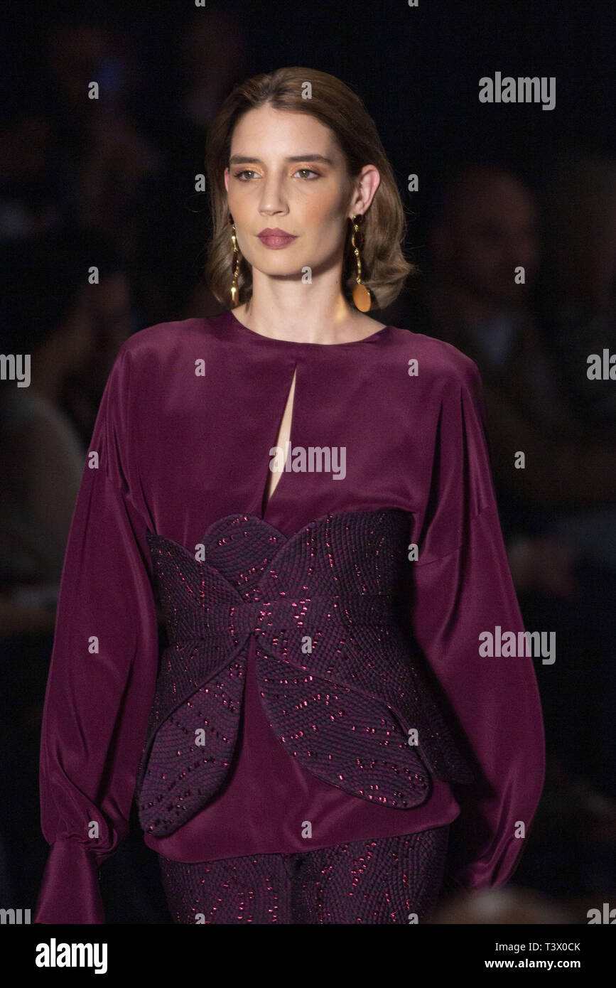 4 aprile 2019 - Modello sulla passerella Isabel Henao designer.a Bogotà¡ Fashion Week 2019 Credit: Daniel Garzon Herazo/ZUMA filo/Alamy Live News Foto Stock