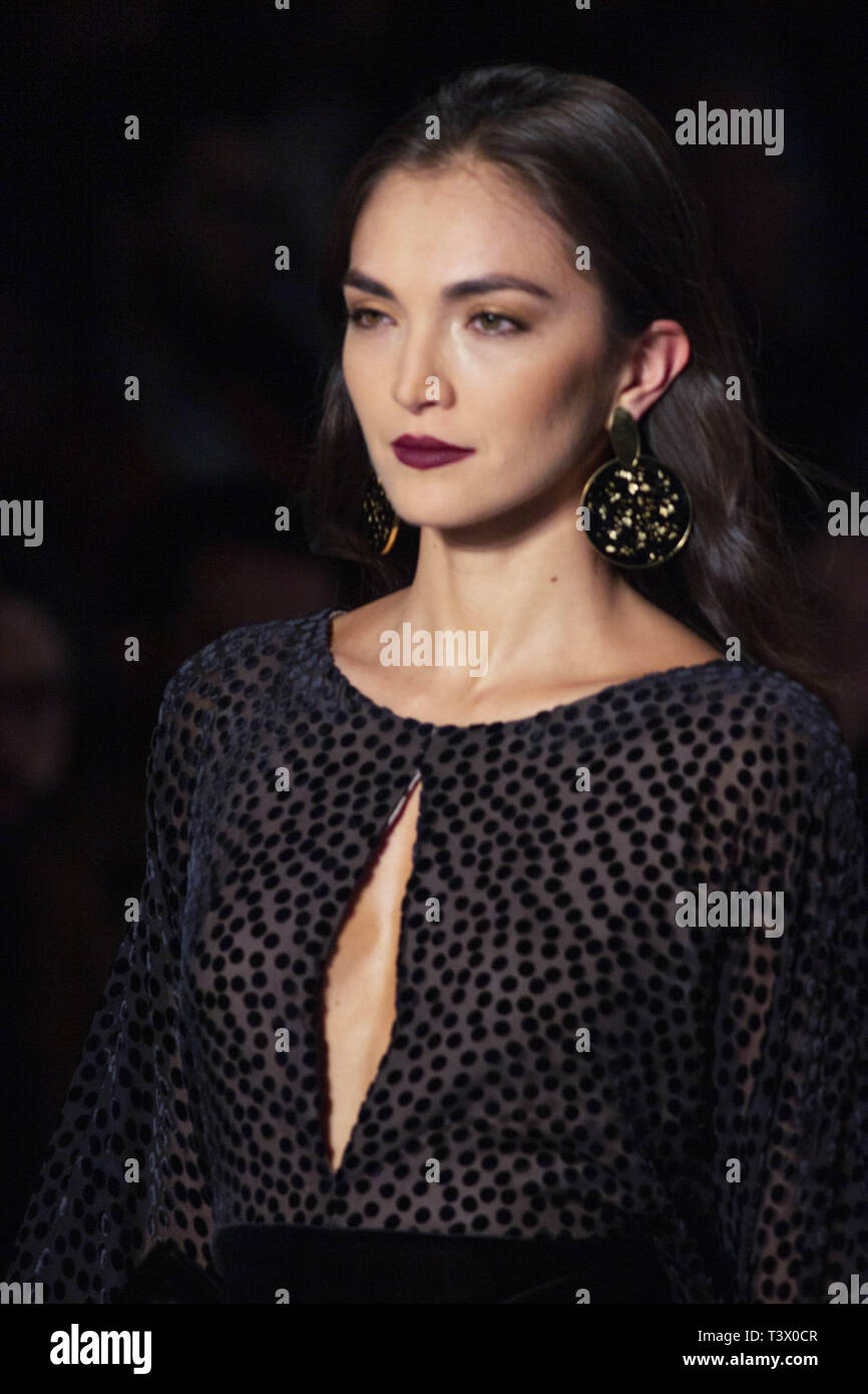 4 aprile 2019 - Modello sulla passerella Isabel Henao designer.a Bogotà¡ Fashion Week 2019 Credit: Daniel Garzon Herazo/ZUMA filo/Alamy Live News Foto Stock