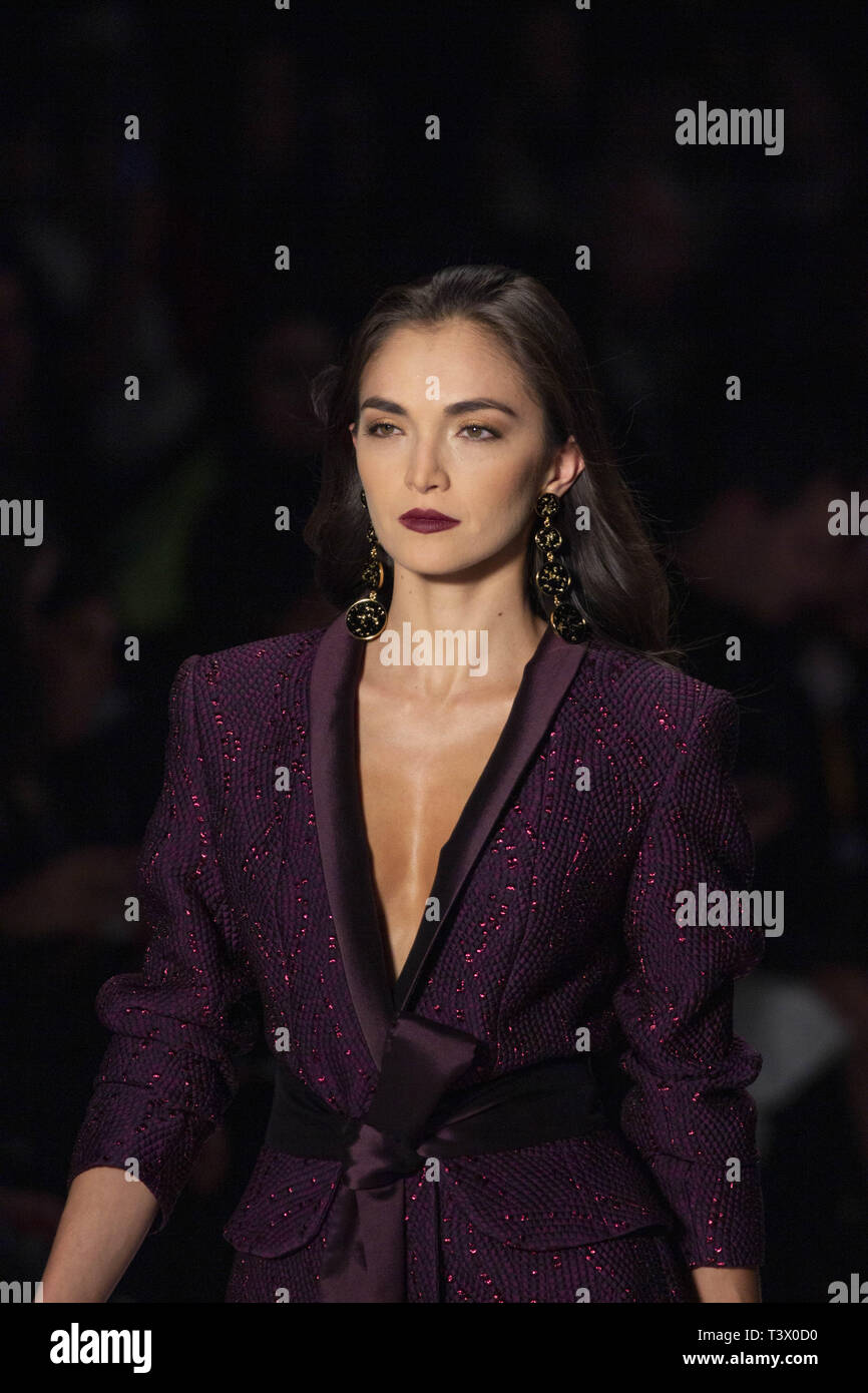 4 aprile 2019 - Modello sulla passerella Isabel Henao designer.a Bogotà¡ Fashion Week 2019 Credit: Daniel Garzon Herazo/ZUMA filo/Alamy Live News Foto Stock