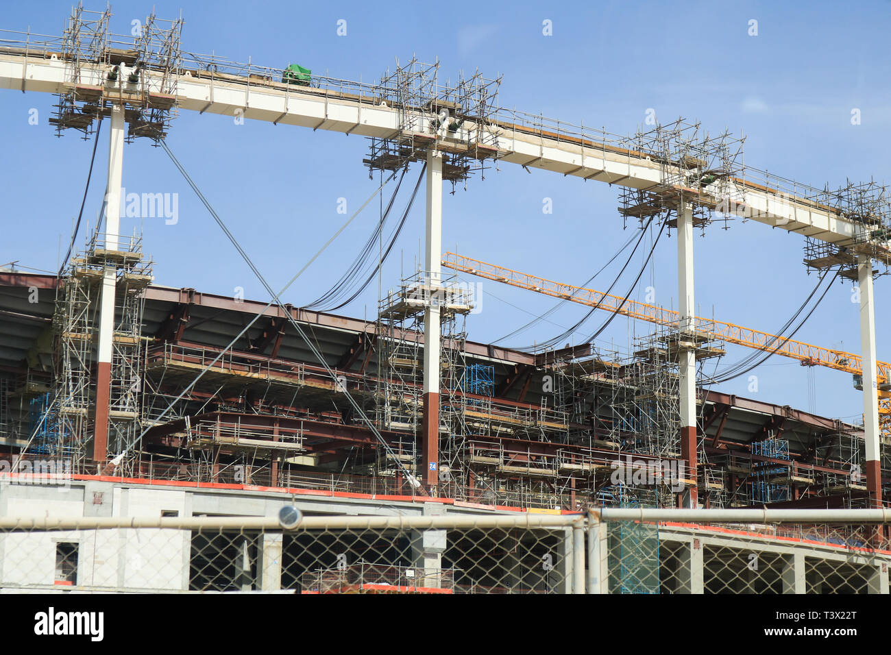 Doha in Qatar. Il 12 aprile 2019. Una vista generale di Al Thumama 40.000-sede dello stadio di calcio in costruzione ospiterà 2022 FIFA World Cup in Qatar progettato da Ibrahim Jaidah Credito: amer ghazzal/Alamy Live News Foto Stock