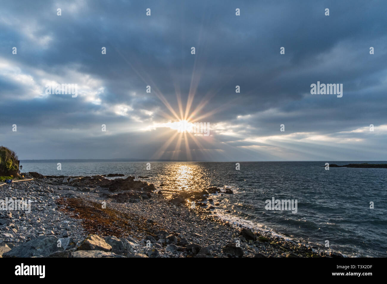 Mousehole, Cornwall, Regno Unito. Xii Apr, 2019. Regno Unito Meteo. Sun reso breve apparizione anche se le nuvole di questa mattina, portando alcuni spectular raggi crespicular sul mare a Mounts Bay Credito: Simon Maycock/Alamy Live News Foto Stock