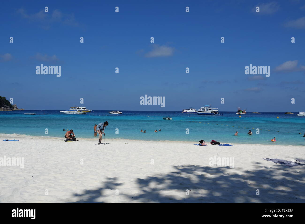 , Similan Thailandia. 08 Mar, 2019. I turisti a piedi sulla spiaggia della 'Ao Kuerk' bay dell'isola Ko Similan. Ko Similan è il nome di isola dando un totale di nove isole nel mare delle Andamane. Le isole disabitate insieme con altre due isole forma il Mu Ko Similan Parco Nazionale. Credito: Alexandra Schuler/dpa/Alamy Live News Foto Stock
