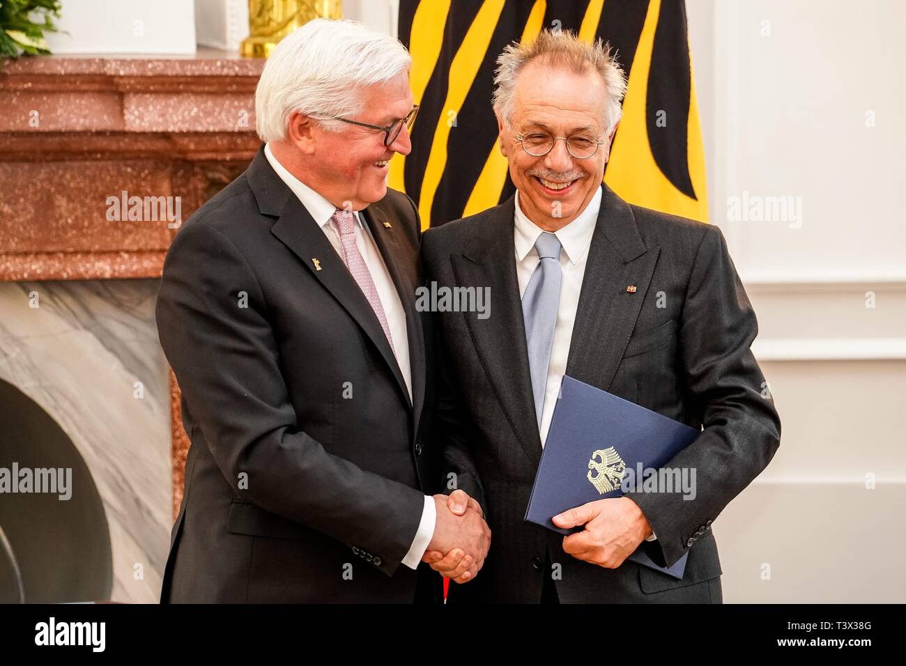 Berlino, Deutschland. Decimo Apr, 2019. 10.04.2019, Dieter Kosslick, da lungo tempo direttore della International Festival Fim, Berlinale, riceve la Croce federale al merito di prima classe assegnato dal Presidente federale Frank-Walter Steinmeier allo Schloss Bellevue di Berlino. | Utilizzo di credito in tutto il mondo: dpa/Alamy Live News Foto Stock