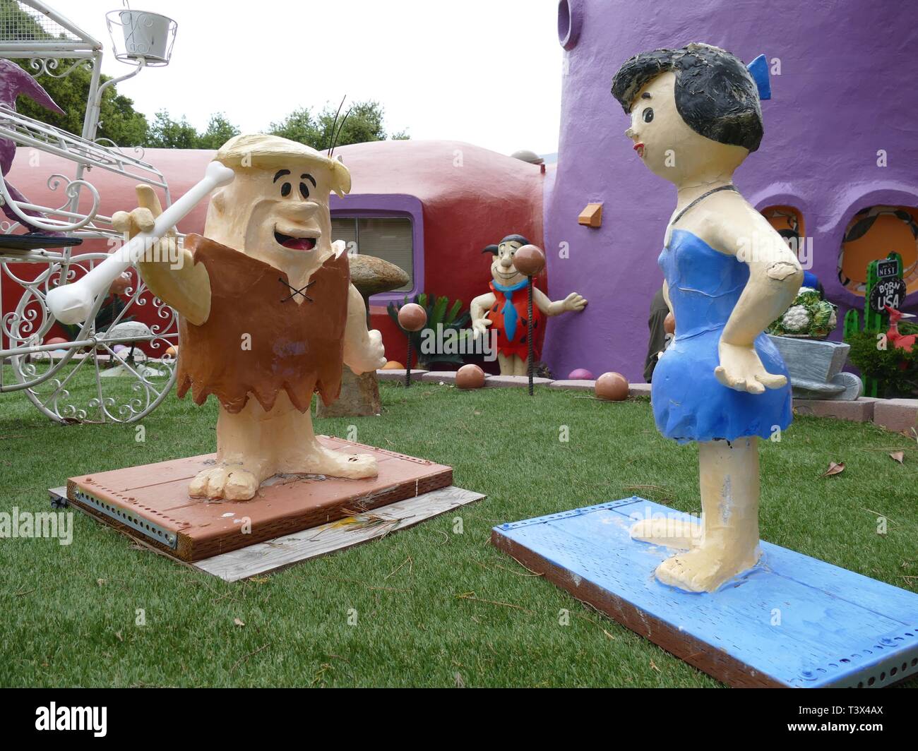 11 aprile 2019, US, Hillsborough: Fumetti figure dalla serie di cartoni  animati "Flintstones famiglia" (I FLINTSTONES) - Barney e Betty  Geröllheimer (anteriore) e Fred Feuerstein (M) - sostare davanti a un  dipinto
